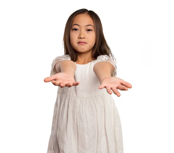 Κινέζοι Μικρή Κοπέλα Λευκό Φόρεμα Προσφέροντας Κάτι Απομονώνονται Λευκό Φόντο — Φωτογραφία Αρχείου