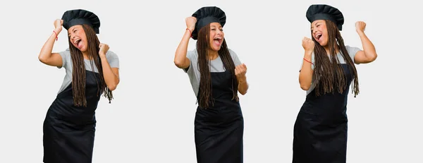 Zestaw Młody Czarny Baker Kobieta Czarnych Mundurach Bardzo Szczęśliwy Podekscytowany — Zdjęcie stockowe
