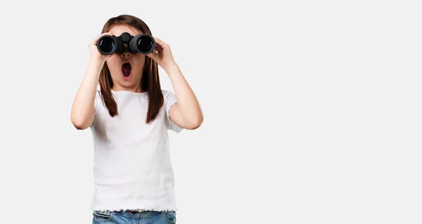Full Body Little Girl Surprised Amazed Looking Binoculars Distance Something — Stock Photo, Image