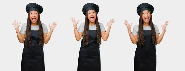 Набор Молодых Черных Пекарь Женщина Черной Форме Кричать Счастливым — стоковое фото