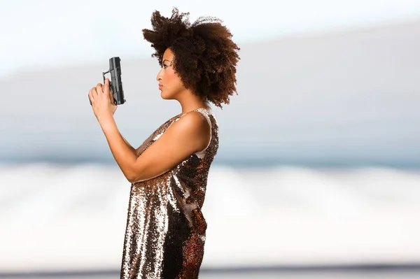 Młoda Kobieta Czarny Modnej Sukni Pomocą Pistoletu Niewyraźne Tło — Zdjęcie stockowe