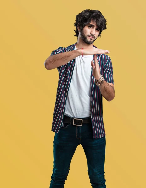 Homem Bonito Jovem Cansado Entediado Fazendo Gesto Tempo Limite Precisa — Fotografia de Stock