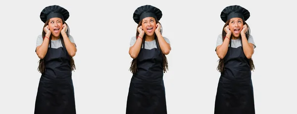 Набір Молодої Чорної Жінки Пекарні Чорній Уніформі Покриває Вуха Руками — стокове фото
