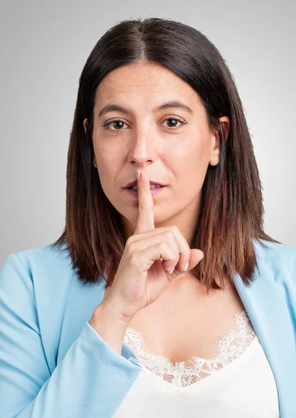 Mujer Mediana Edad Guardando Secreto Pidiendo Silencio Cara Seria Concepto — Foto de Stock