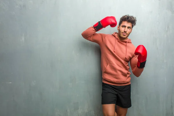 Junger Fitness Mann Vor Einer Grunge Wand Der Eine Selbstmordgeste — Stockfoto