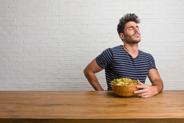 Joven Hombre Guapo Natural Sentado Una Mesa Con Dolor Espalda — Foto de Stock