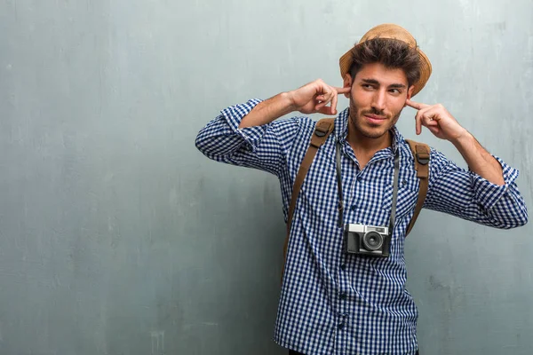 Jovem Viajante Bonito Usando Chapéu Palha Uma Mochila Uma Câmera — Fotografia de Stock