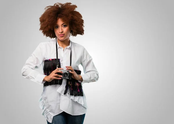 ビンテージ カメラで写真を撮る若い黒人女性 — ストック写真