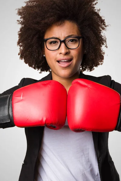 Femme Affaires Noire Utilisant Des Gants Boxe Sur Fond Gris — Photo