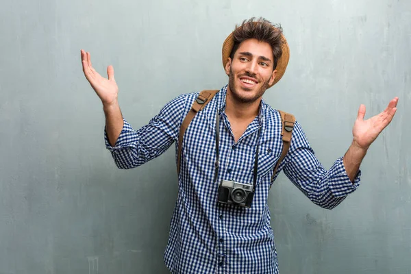 Joven Viajero Guapo Con Sombrero Paja Una Mochila Una Cámara — Foto de Stock