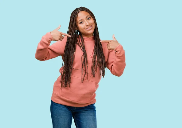 Portrét Mladé Černé Ženy Nosí Prýmky Hrdý Sebevědomý Ukazující Prsty — Stock fotografie