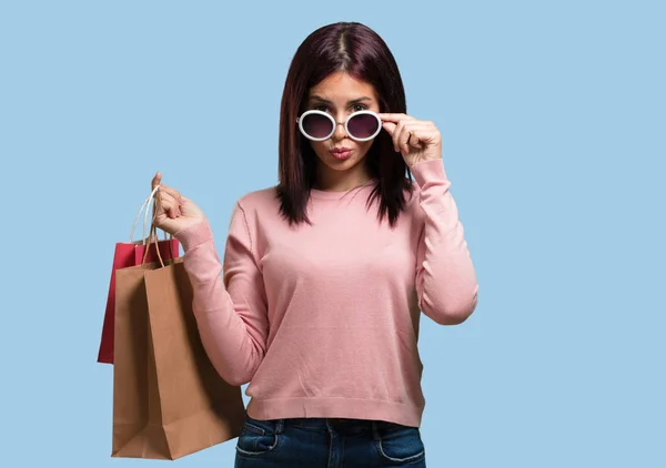 여자와 쇼핑을 새로운 제공에 가방을 — 스톡 사진