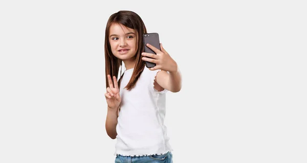 Całego Ciała Małą Dziewczynką Pewnie Wesoły Biorąc Selfie Patrząc Telefon — Zdjęcie stockowe