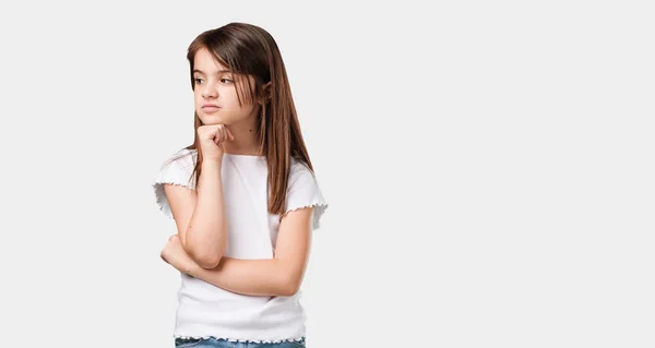 Menina Corpo Inteiro Pensando Olhando Para Cima Confuso Sobre Uma — Fotografia de Stock