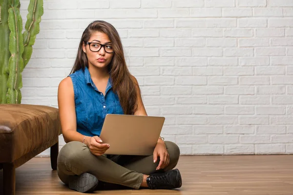 Portret Van Jonge Latijns Vrouw Zittend Vloer Twijfelen Verward — Stockfoto