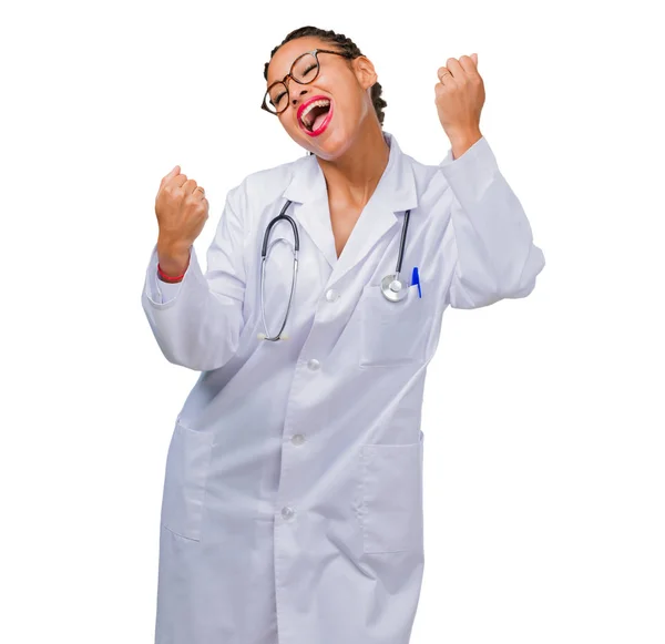 Портрет Молодої Чорношкірої Жінки Лікаря Дуже Щасливий Схвильований Піднімаючи Руки — стокове фото