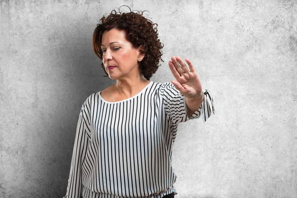 Midden Leeftijd Vrouw Serieuze Vastberaden Hand Voorgrond Plaatsen Stoppen Gebaar — Stockfoto