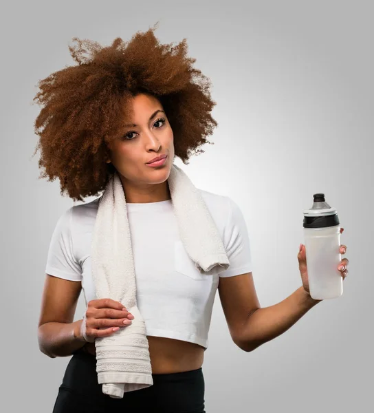 水のボトルとタオルを持った若いフィットネス アフロ女性 — ストック写真