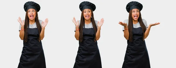 Conjunto Jovem Mulher Negra Padeiro Uniforme Preto Surpreso Chocado — Fotografia de Stock