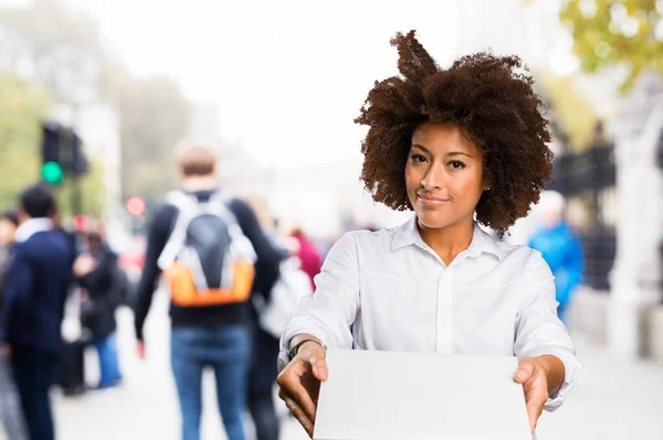 Junge Schwarze Frau Mit Einer Weißen Schachtel Auf Verschwommenem Hintergrund — Stockfoto