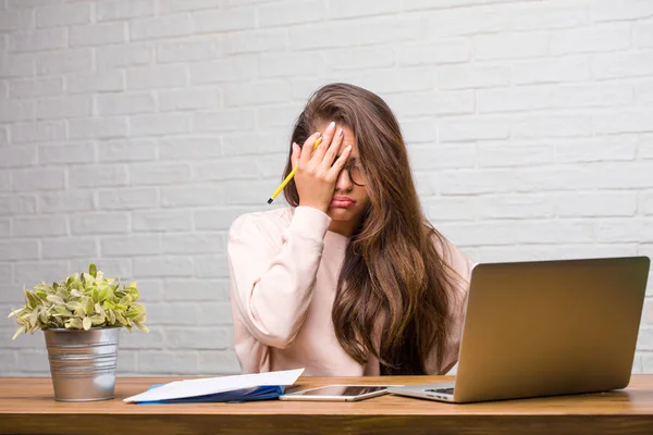 Retrato Una Joven Estudiante Latina Sentada Escritorio Preocupada Abrumada — Foto de Stock