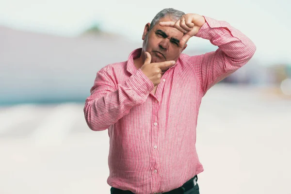 Mellersta Åldern Man Att Göra Ramform Med Händer Försöker Fokusera — Stockfoto