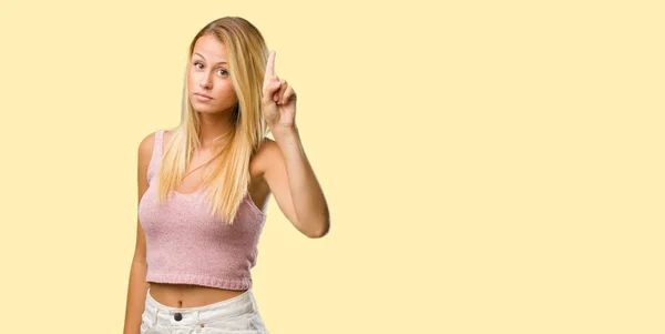 Porträt Einer Jungen Hübschen Blonden Frau Auf Platz Eins — Stockfoto