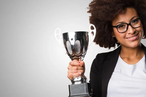 Femme Affaires Noire Tenant Trophée Sur Fond Gris — Photo