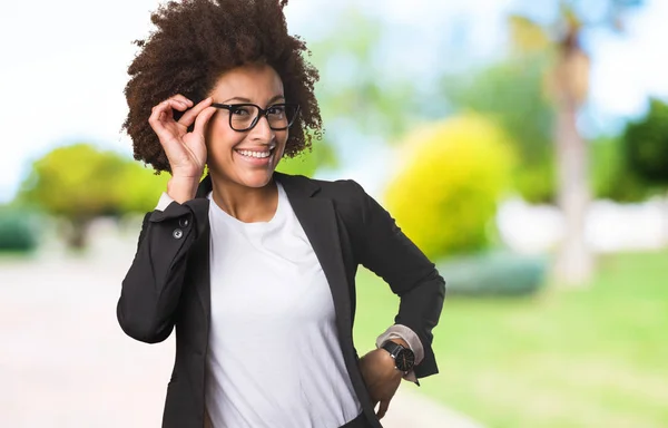 Mujer Negra Negocios Que Pone Gafas Enfoque Selectivo —  Fotos de Stock