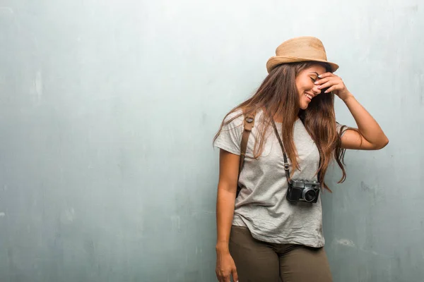 Retrato Una Joven Viajera Latina Contra Pared Riendo Divirtiéndose —  Fotos de Stock