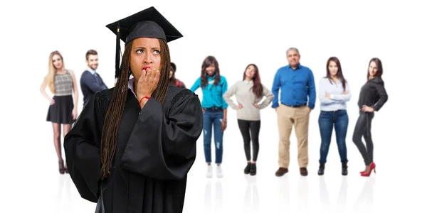 Junge Graduierte Schwarze Frau Mit Zöpfen Beißt Nägel Nervös Und — Stockfoto