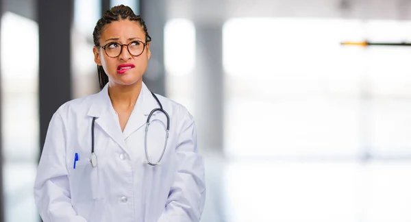 Ritratto Una Giovane Dottoressa Nera Dubbiosa Confusa Che Pensa Idea — Foto Stock