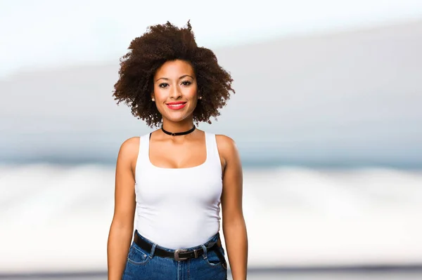 Jovem Mulher Negra Sobre Fundo Borrado — Fotografia de Stock