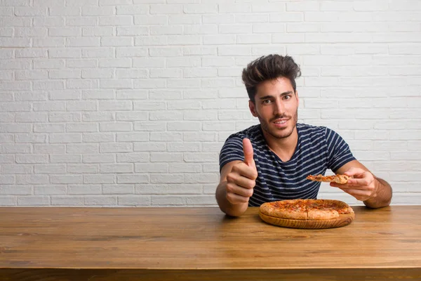 Joven Hombre Guapo Natural Sentado Una Mesa Alegre Emocionado Sonriendo — Foto de Stock