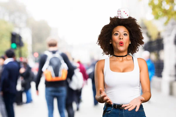 Joven Mujer Negra Jugando Con Dado Sobre Fondo Borroso — Foto de Stock