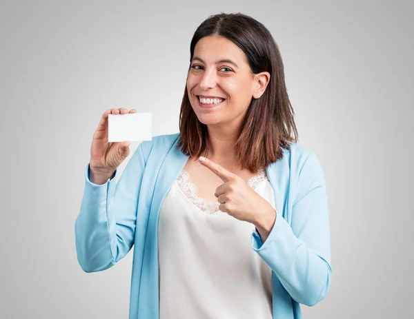 Frau Mittleren Alters Lächelt Zuversichtlich Bietet Eine Visitenkarte Hat Ein — Stockfoto