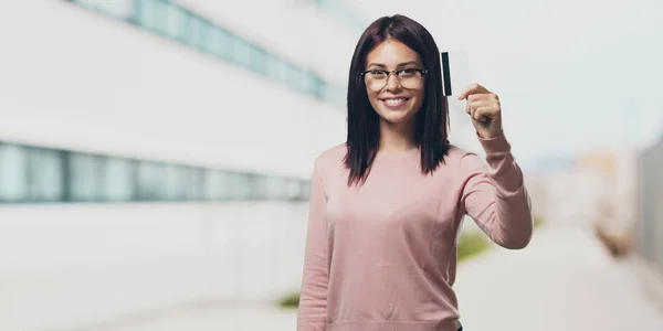 Joven Mujer Bonita Alegre Sonriente Muy Emocionada Sosteniendo Nueva Tarjeta —  Fotos de Stock