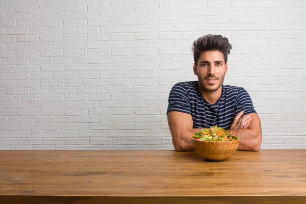 Joven Hombre Guapo Natural Sentado Una Mesa Cruzando Los Brazos — Foto de Stock