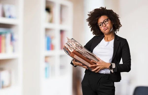 Negócio Mulher Negra Segurando Arquivos — Fotografia de Stock