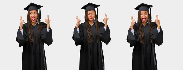 Conjunto Jóvenes Graduadas Negras Cruzando Dedos —  Fotos de Stock