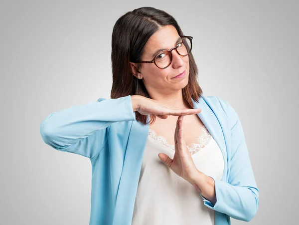 Mellersta Åldern Kvinnan Trött Och Uttråkad Gör Timeout Gest Måste — Stockfoto