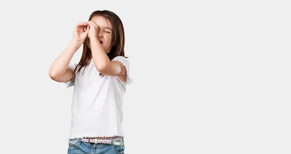 Teljes Test Kislány Látszó Átmenő Egy Rés Bujkál Bandzsító — Stock Fotó