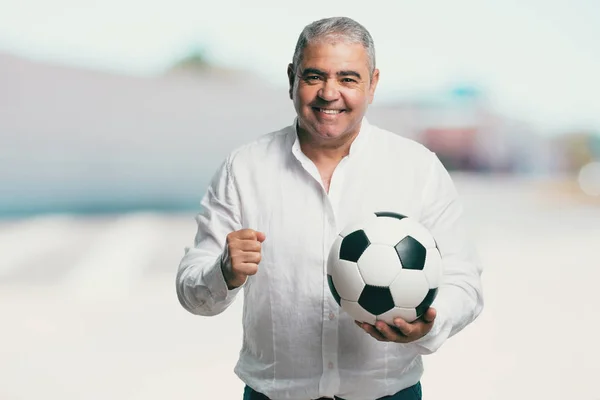 Hombre Mediana Edad Sonriendo Feliz Sosteniendo Una Pelota Fútbol Actitud — Foto de Stock