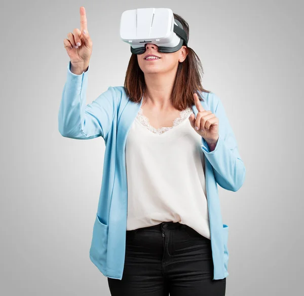 Mulher Meia Idade Animada Entretida Brincando Com Óculos Realidade Virtual — Fotografia de Stock