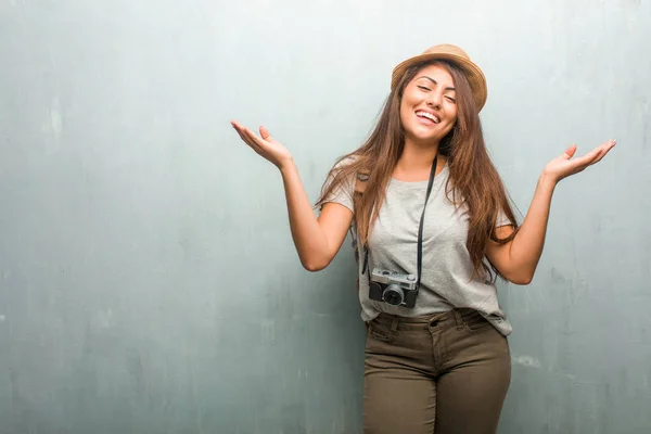 Retrato Una Joven Viajera Latina Contra Pared Riendo Divirtiéndose — Foto de Stock