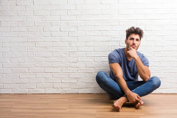 Joven Hombre Natural Sentado Piso Madera Pensando Mirando Hacia Arriba — Foto de Stock