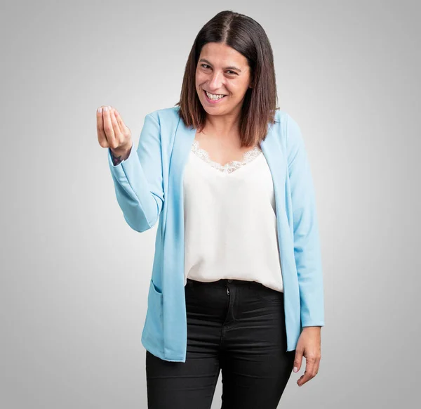 Mujer Mediana Edad Haciendo Gesto Típico Italiano Sonriendo Mirando Hacia —  Fotos de Stock