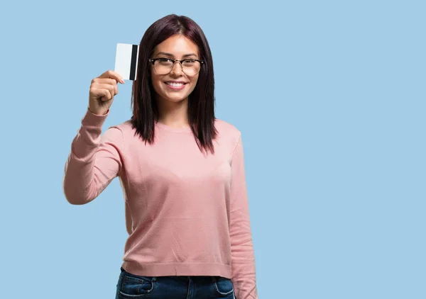 Joven Mujer Bonita Alegre Sonriente Muy Emocionada Sosteniendo Nueva Tarjeta —  Fotos de Stock