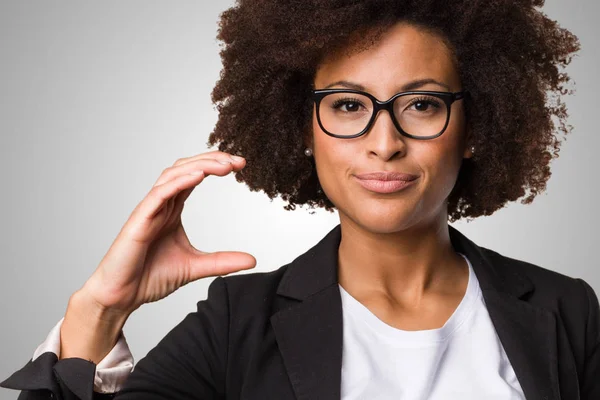 Zwarte Zakenvrouw Doen Grootte Gebaar Grijze Achtergrond — Stockfoto