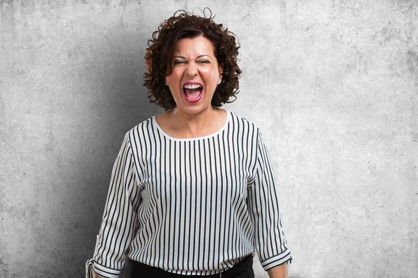 Frau Mittleren Alters Schreit Wütend Ausdruck Von Wahnsinn Und Geistiger — Stockfoto